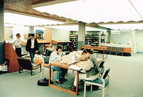 Clients using the online catalogue, mid 1990s.