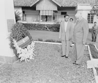 Prime Minister Robert Menzies (right) laying a wreath at the Monument of the Proclamation of Independence in Djakarta, 1959. National Archives of Australia: A1775, RGM38