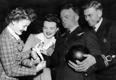 Tom Fitzgerald goes bowling in Chicago, 1943