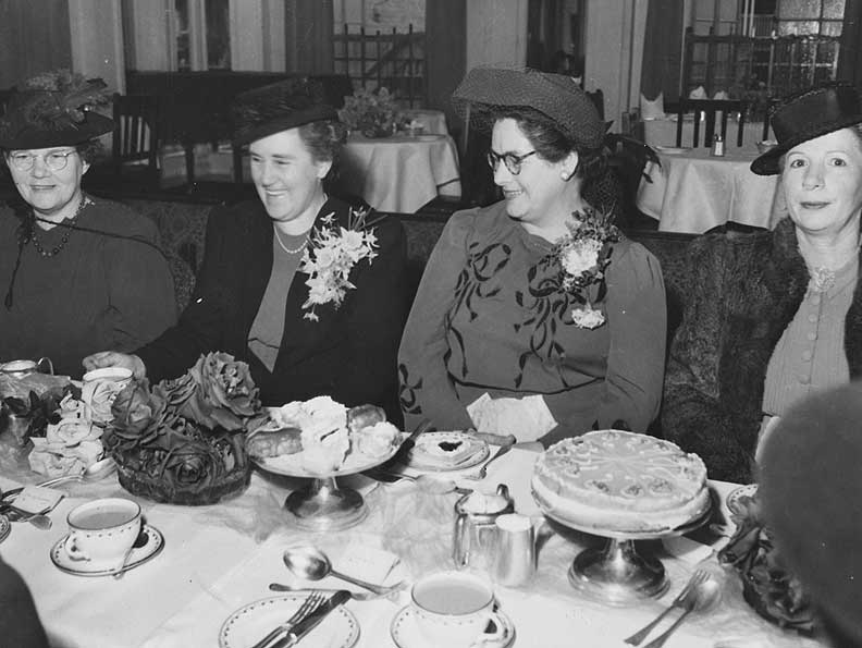 Elsie Curtin at Rowe's banquet hall, Brisbane, 1942
