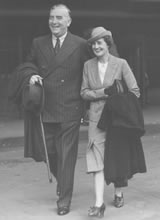 [Pattie and Sir Robert Menzies walking along a street], ca 1940s. Courtesy National Library of Australia.