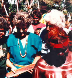 Hazel Hawke at Yuendemu, 1988