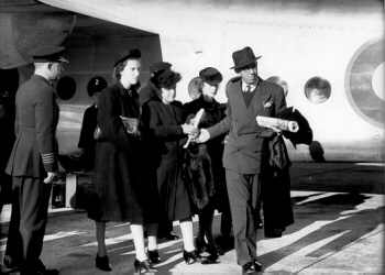 Elsie Curtin and family members with Don Rodgers at Perth airport before the Prime Minister's funeral