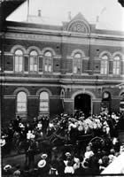 Funeral cortege for Thomas Edwards at Fremantle Trades Hall, 1919