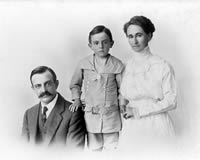 Alex and Bessie McCallum with son Don, c 1914