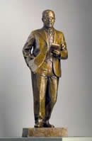 Bronze of Curtin reading