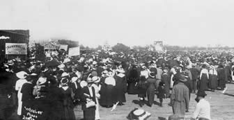 Crowds at pageant, 21 Oct 1916