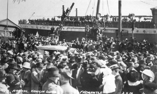 Crowd on Victoria Quay, Fremantle, to greet soldiers returning from the First World War on the Konigin Louise, 1919.